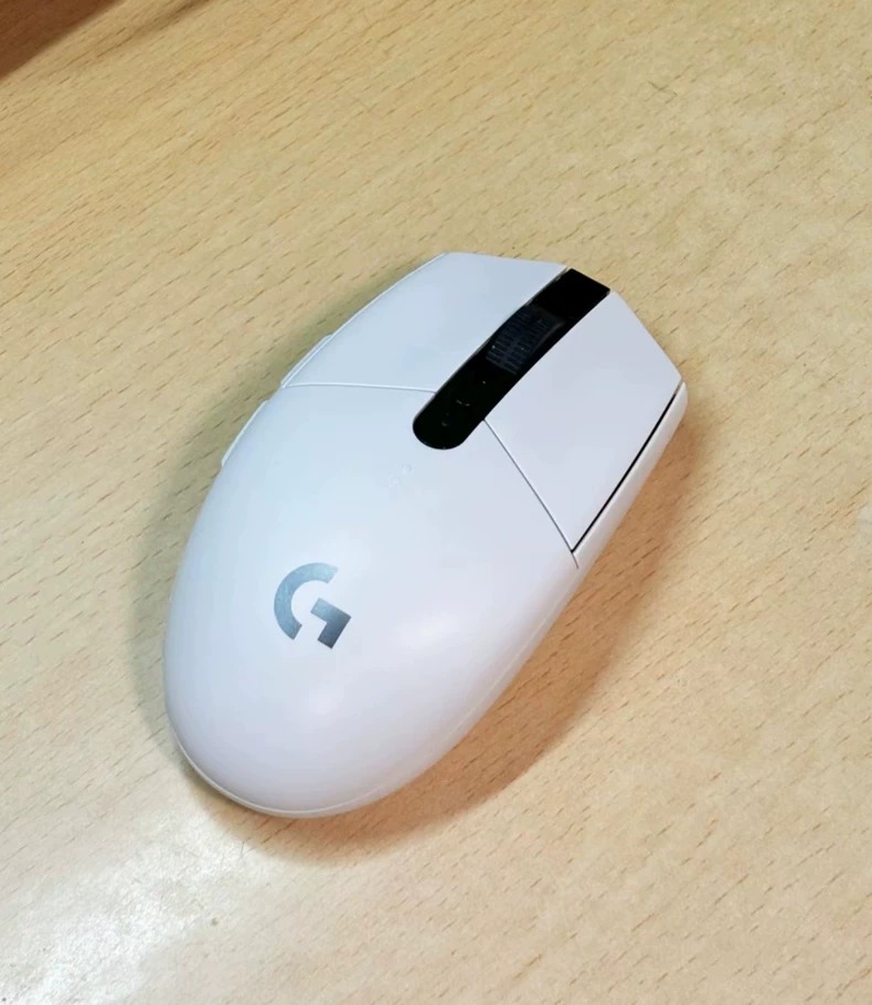罗技G304无线鼠标适合打游戏、电竞、办公都很适合。 【功能亮点】使用新型传感器,轻质便携用起来跟国行没有区别的,办公作图流畅,热门的游戏轻松驾驭。 海外出 罗技G304无线鼠标适合打游戏、电竞、办公都很适合。 【功能亮点】使用新型传感器,轻质便携用起来跟国行没有区别的,办公作图流畅,热门的游戏轻松驾驭。 海外出